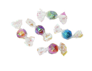 סוכריות קשות בטעם פירות עם עטיפה שקופה על רקע לבן